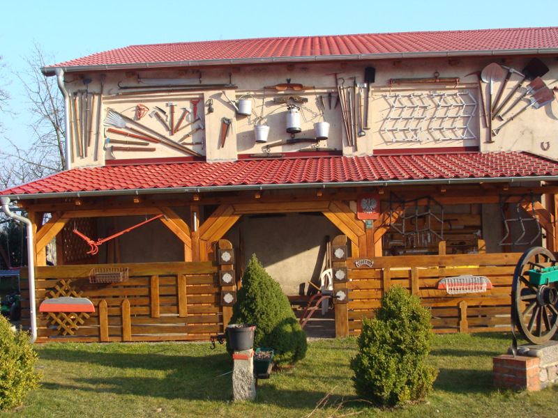 Fot 6. Skansen z narzędziami rolniczymi Sieniawa sklep